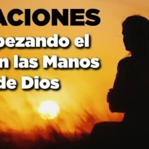 mujer orando al amanecer