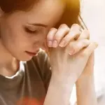 mujer rezando la oraciones en la mañana