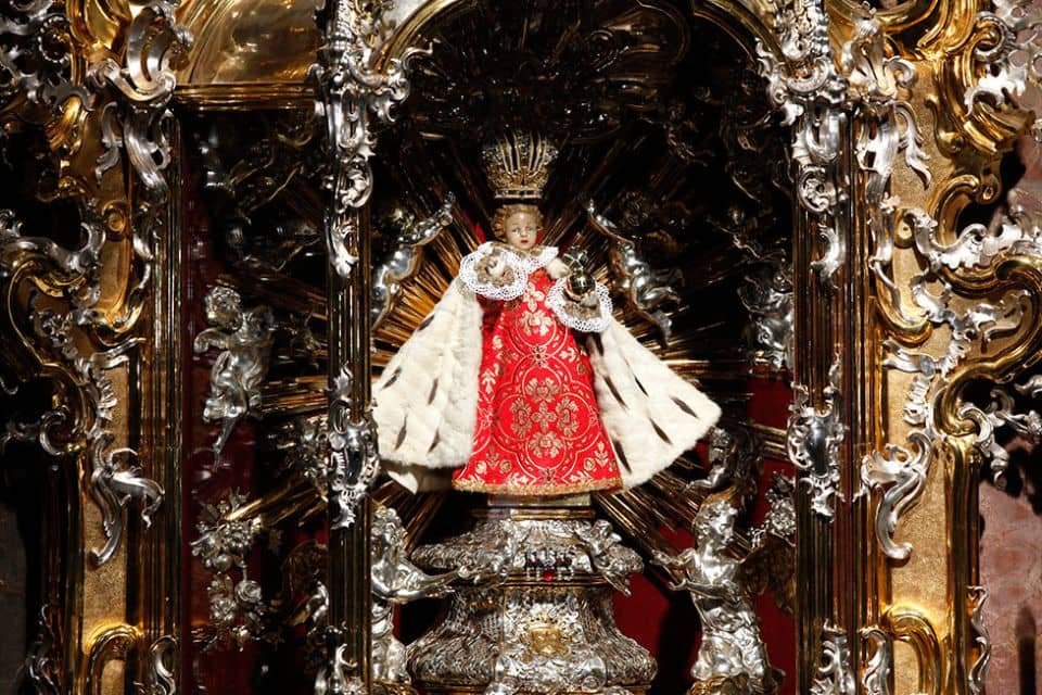 La famosa estatua del Niño Jesus de Praga, situada en la iglesia Nuestra Señora de las Victorias