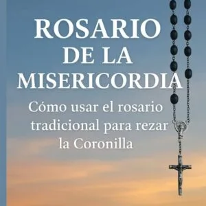 Rosario de la Misericordia con fondo de cielo al atardecer, cruz plateada colgando y texto explicativo sobre cómo rezar la Coronilla con el rosario tradicional