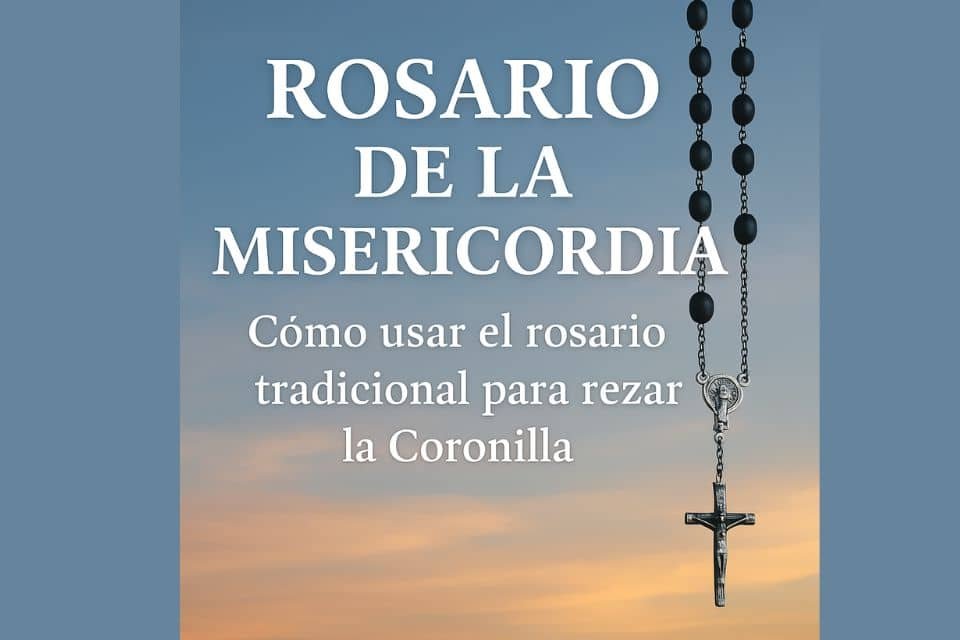 Rosario de la Misericordia con fondo de cielo al atardecer, cruz plateada colgando y texto explicativo sobre cómo rezar la Coronilla con el rosario tradicional