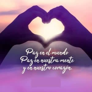 manos haciendo un corazon con frases para la paz fondo morado