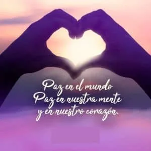 manos haciendo un corazon con frases para la paz fondo morado