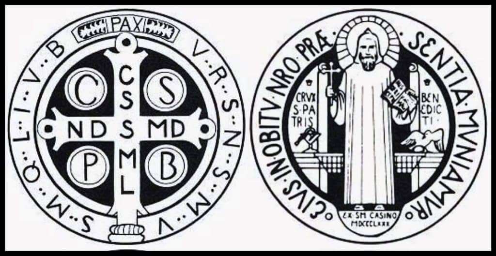 Reverso de la Medalla de San Benito: imagen de San Benito con cruz y regla, rodeado de letras latinas V.R.S.N.S.M.V. y S.M.Q.L.I.V.B., con cuervo y copa rota a sus pies.